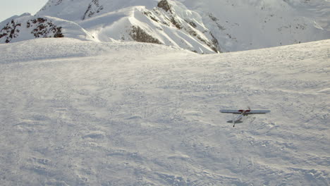 Luftaufnahme-Eines-Kleinen-Flugzeugs,-Das-über-Den-Schneebedeckten-Berg-Fliegt