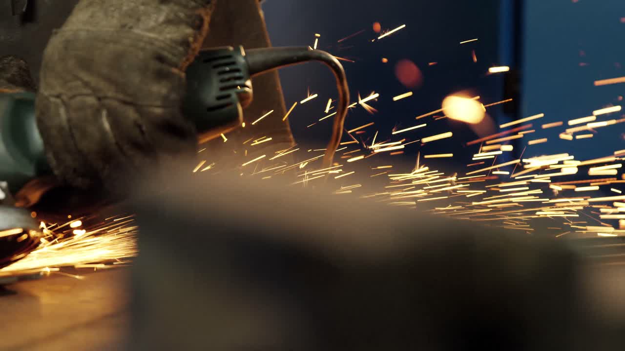 soldador trabajando en el taller de trabajo