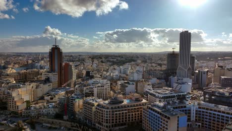 Vista-Aérea-Del-Edificio-Más-Alto-Y-Moderno-De-La-Isla-De-Malta,-La-Torre-Mercury-Y-La-Torre-Empresarial-Portomaso.