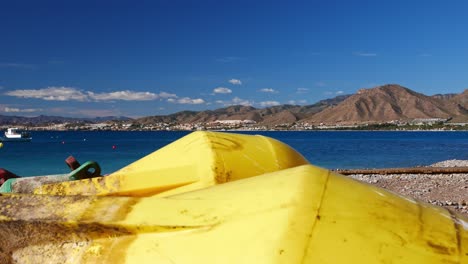 Boyas-Amarillas-Y-Rojas-En-Una-Bonita-Playa-Del-Mediterráneo