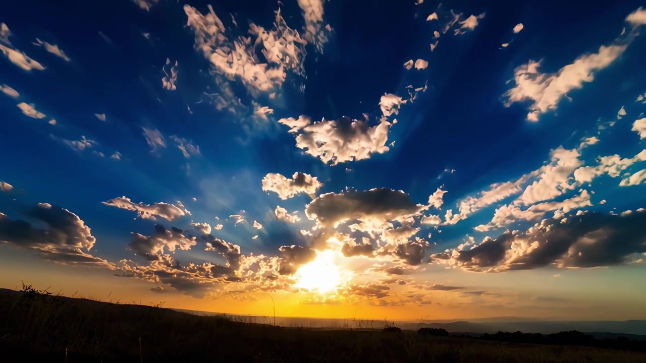 Time-lapse di Nuvole Spettacolari al Tramonto e Raggi di Sole