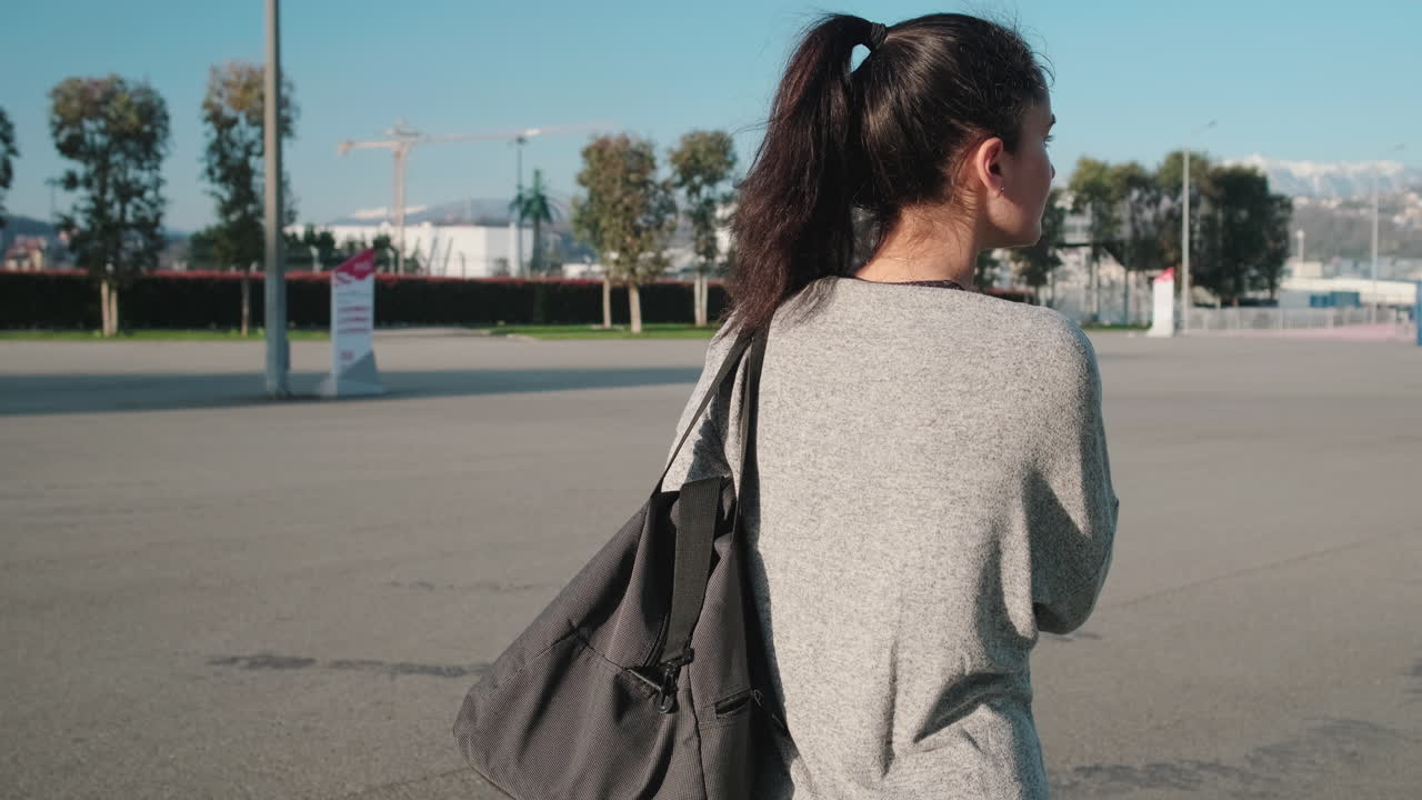 도시 공원에서 고 있는 여자