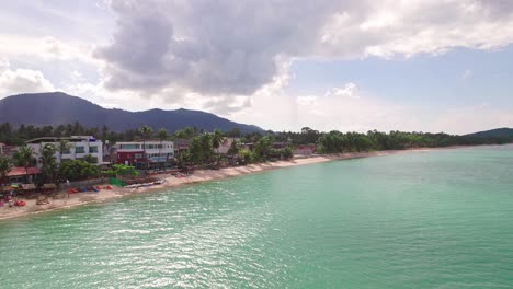 Imágenes-De-Dron-De-4k-De-La-Playa-En-Mae-Nam-En-Koh-Samui-En-Tailandia,-Incluidos-Resorts-Frente-Al-Mar-Con-Hermosas-Nubes-En-El-Cielo-Y-Agua-Cristalina-Verde-Azulado