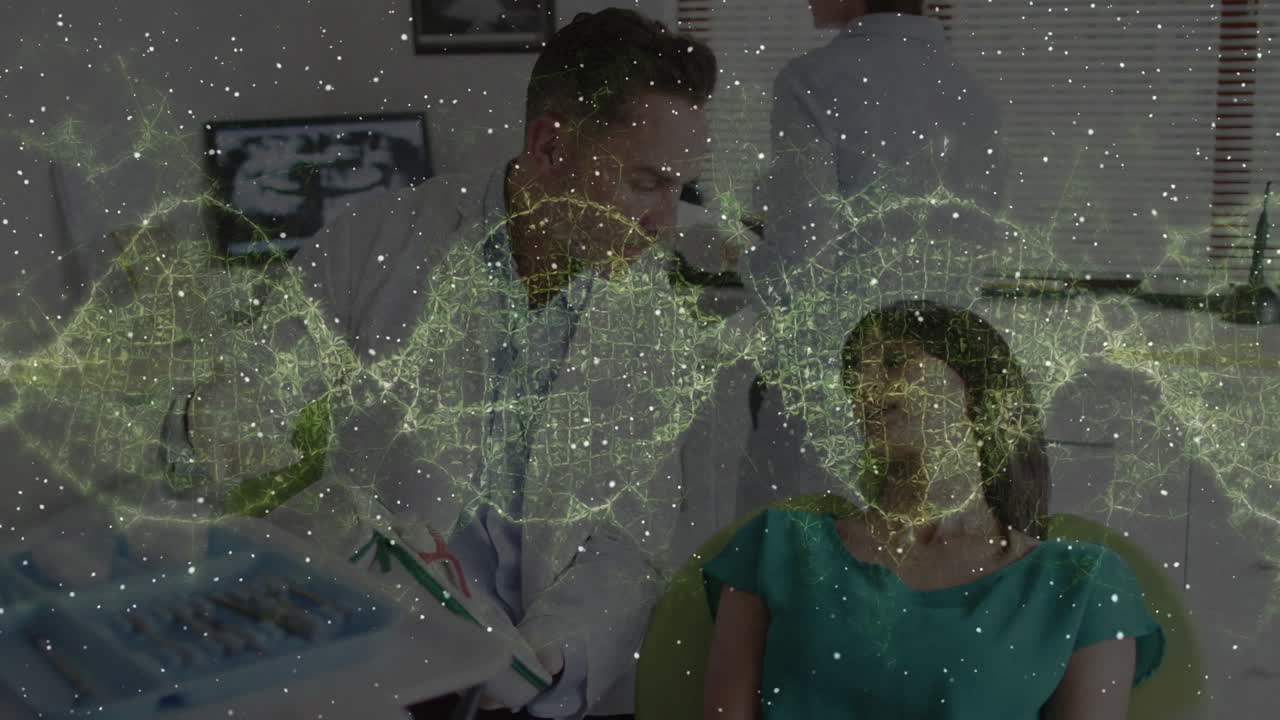 animación de la cadena de adn sobre un médico masculino caucásico hablando con un paciente