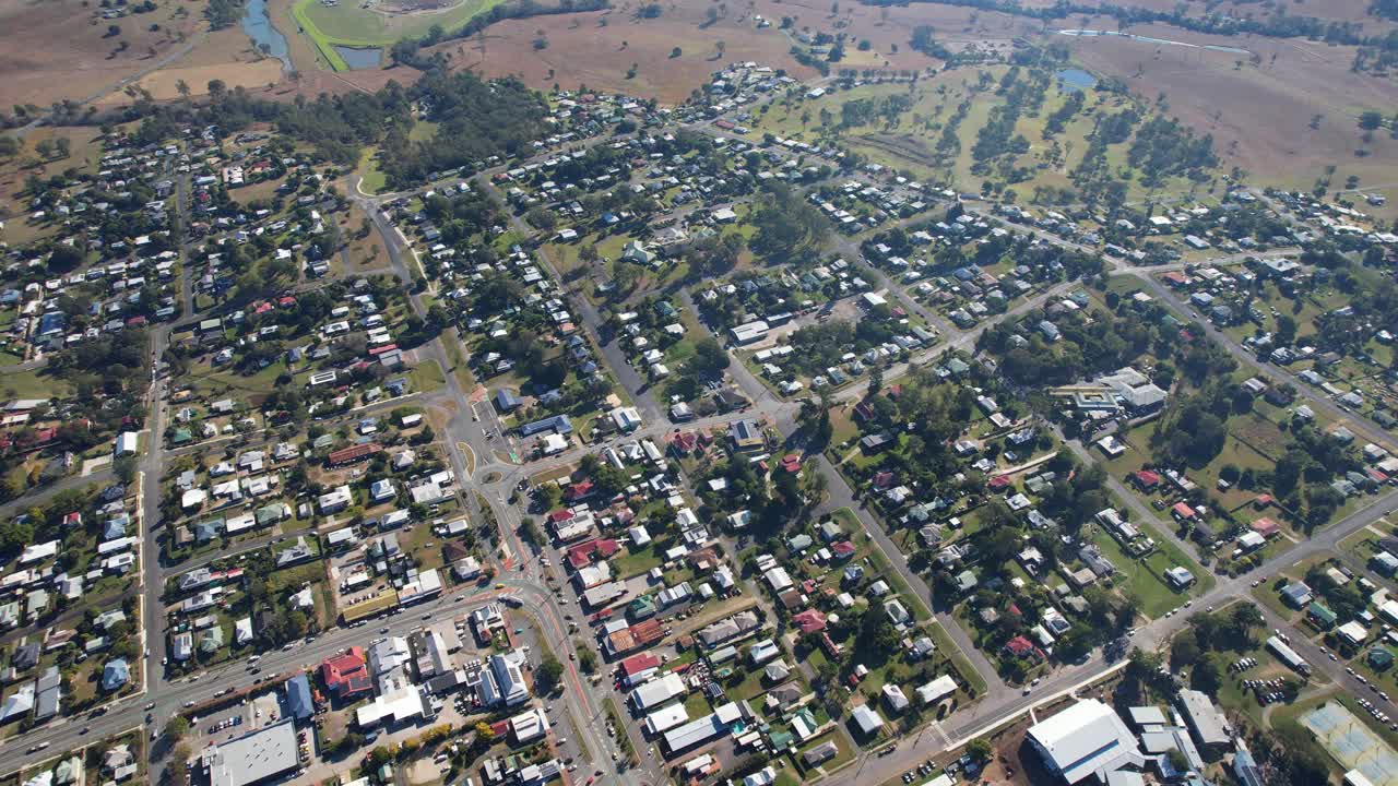 ciudad de kilcoy en la región de somerset, queensland, australia - disparo aéreo de avión no tripulado
