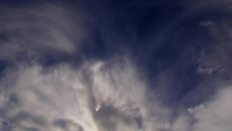 lapso de tiempo de teleobjetivo del cielo - nubes que rodean el sol