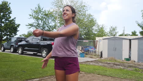 niña sirviendo un voleibol en cámara lenta