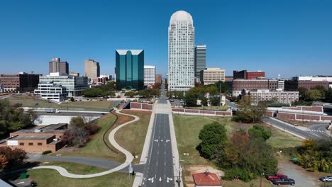 el horizonte de winston-salem en un día brillante