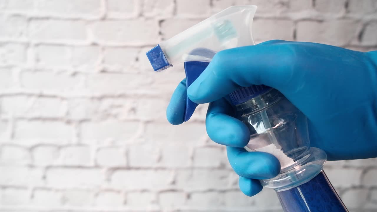 limpieza con botella de pulverización y guantes