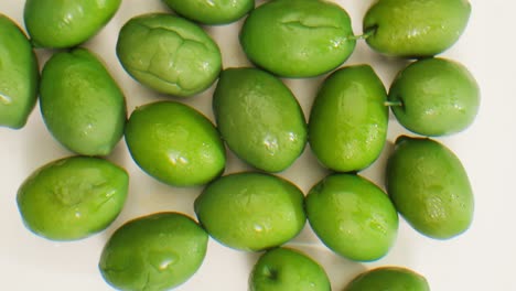 aceitunas verdes redondas en vinagre de grecia como fondo, vista de arriba. imágenes de alta calidad en 4k