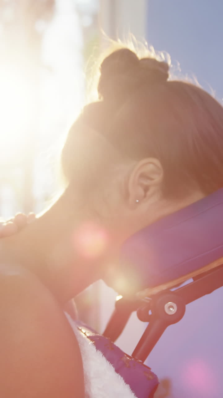 남성 물리치료사가 여성 환자에게 마사지를 하고 있습니다.