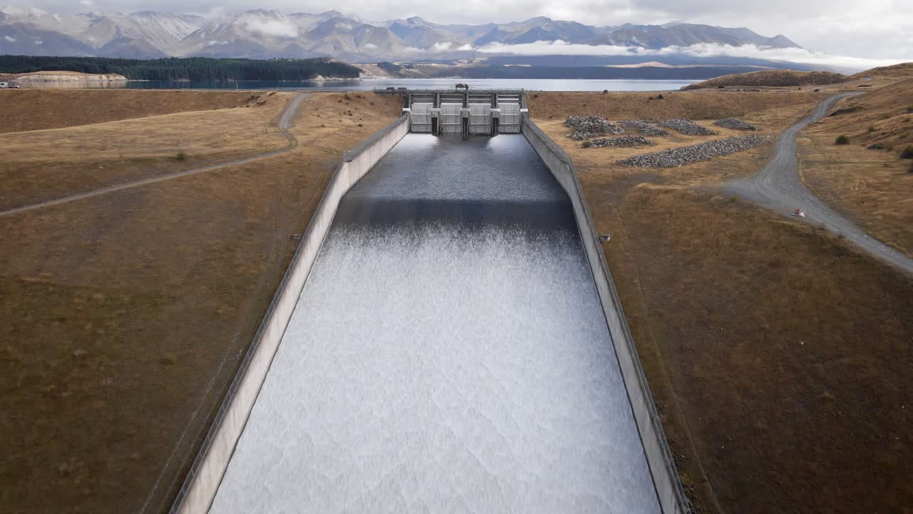 agua que desciende por la rampa en una instalación hidroeléctrica cerca del lago glacial en nueva zelanda