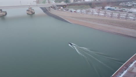 barco de velocidad rasgando sobre el agua, de arriba hacia abajo seguir disparo de drone