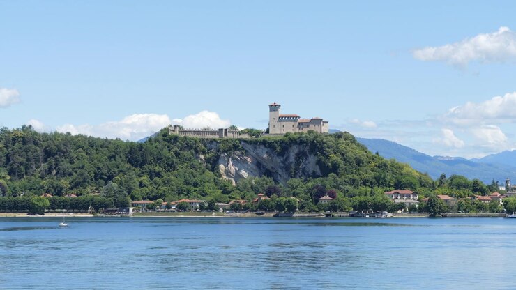 Castello Borromeo, fortezza medievale in cima a uno sperone roccioso che domina il Lago Maggiore