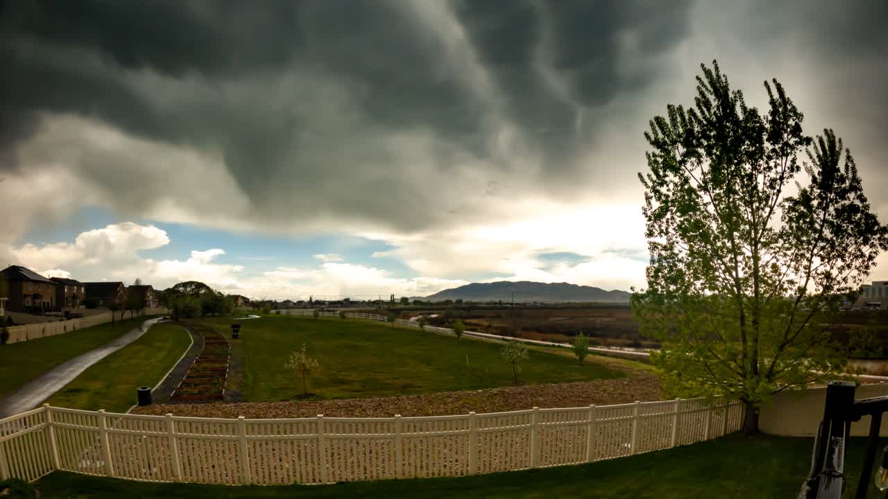 lluvia en el patio trasero y tormenta de granizo lapso de tiempo y paisaje nublado dramático