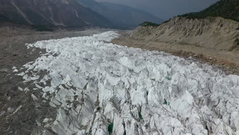 Disparo-De-Drones-Pasando-Sobre-Glaciar,-Prados-De-Hadas-Pakistan,-Toma-Aérea-Cinematográfica