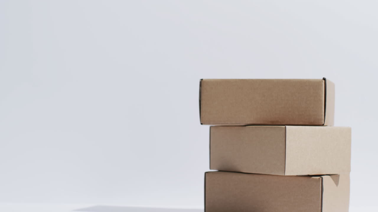 video de cajas de cartón apiladas con espacio de copia sobre fondo blanco