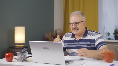 el anciano que trabaja en la oficina se está enojando.