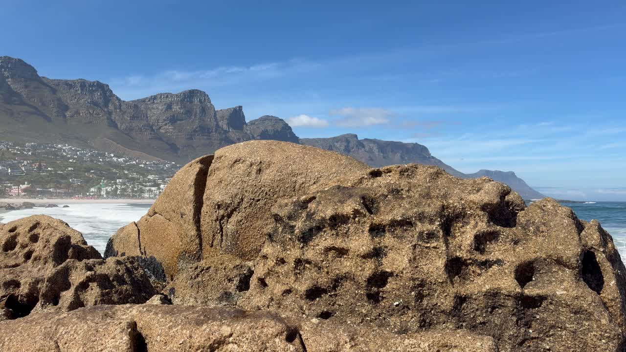 Rocce su una spiaggia. Camps Bay, Città del Capo, Sudafrica.