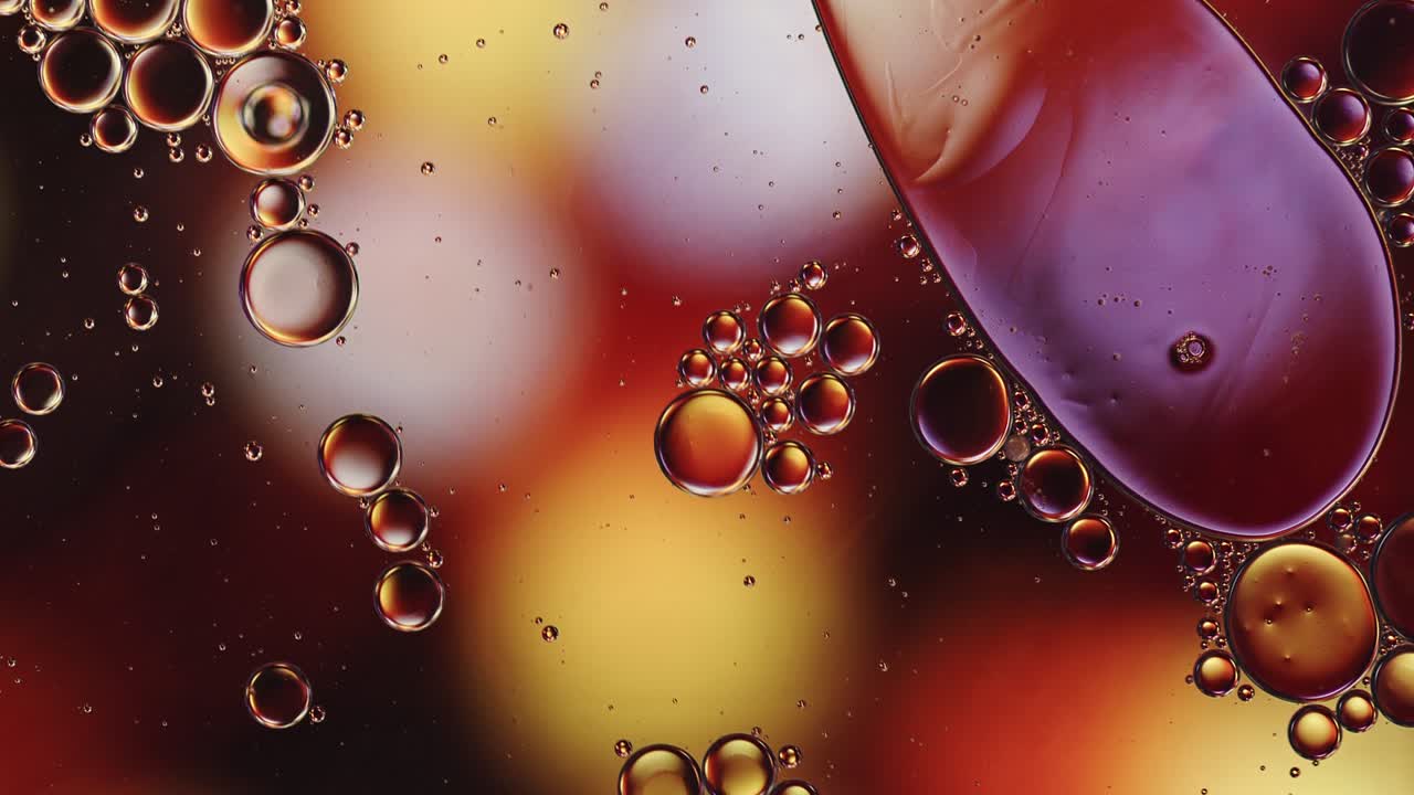 추상적인 다채로운 음식 기름 방울 거품과 구가 흐르고