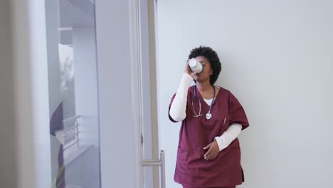 Doctora-Afroamericana-Cansada-Tomando-Café-En-El-Hospital,-Cámara-Lenta