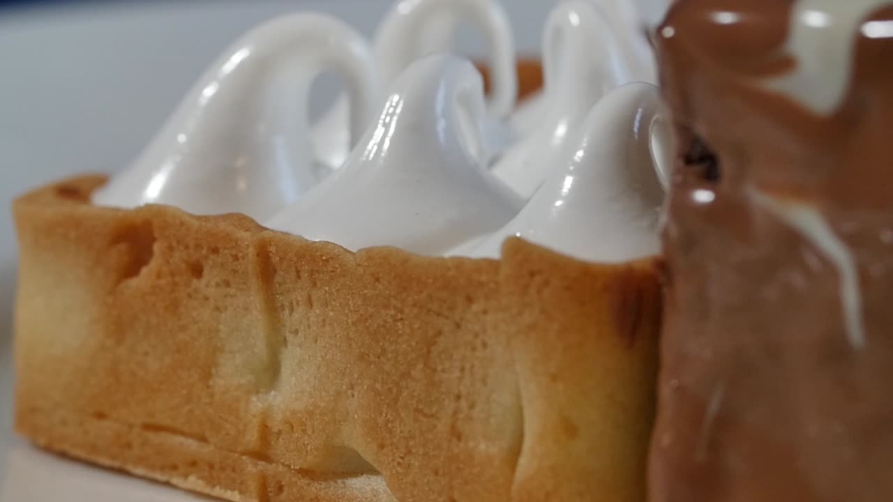 메링과 초콜릿이 들어있는 맛있는 타르트의 클로즈업