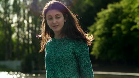 preciosa modelo de moda italiana posando con su atuendo en un parque de londres a la hora dorada