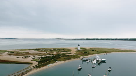 dron aéreo acercándose al faro de edgartown al viñedo de martha sobre el puerto