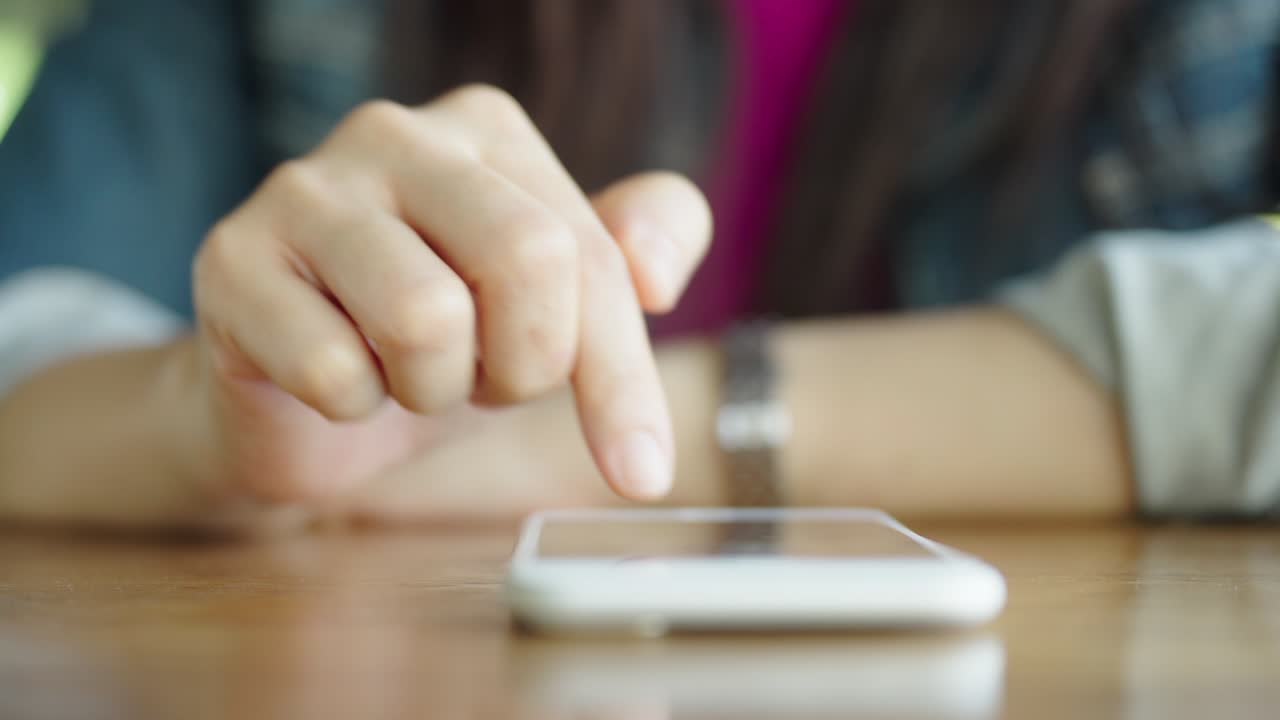 manos femeninas cercanas sosteniendo teléfonos inteligentes utilizando aplicaciones móviles, concepto de uso de la tecnología en la vida diaria compras en línea pago en línea