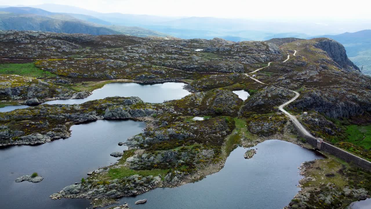 시에라 세구데라와 가란도네스 연못, 산 꼭대기에 평온하고 조용한