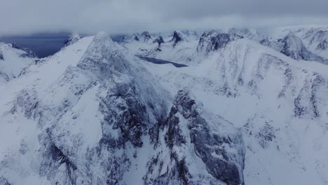 Vista-Aérea-Del-Hermoso-Paisaje-De-La-Montaña-Nevada-De-Noruega-Durante-El-Invierno