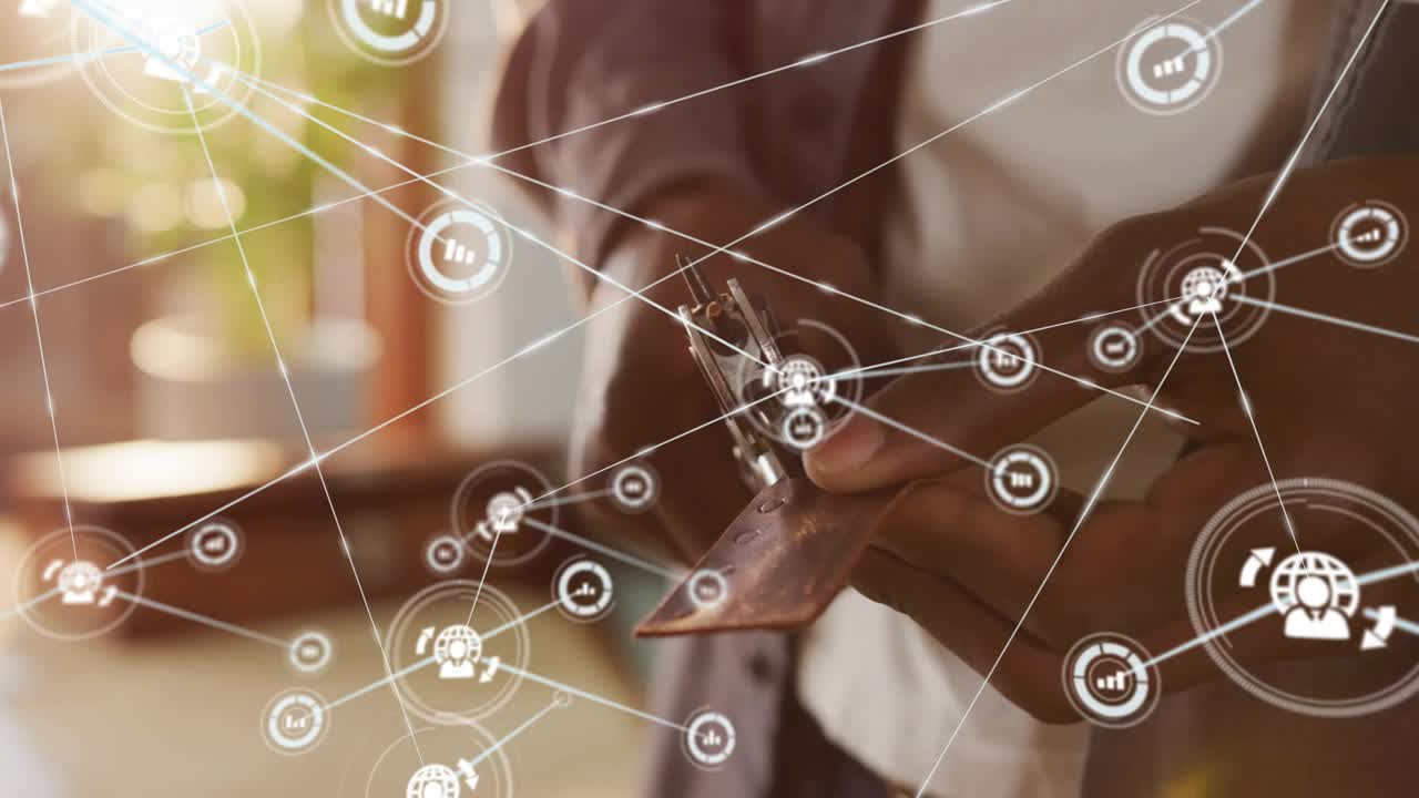 Mand åbner folio på bord og viser funklende dataknuder omkring smartphone til visualisering af teknologinetværk