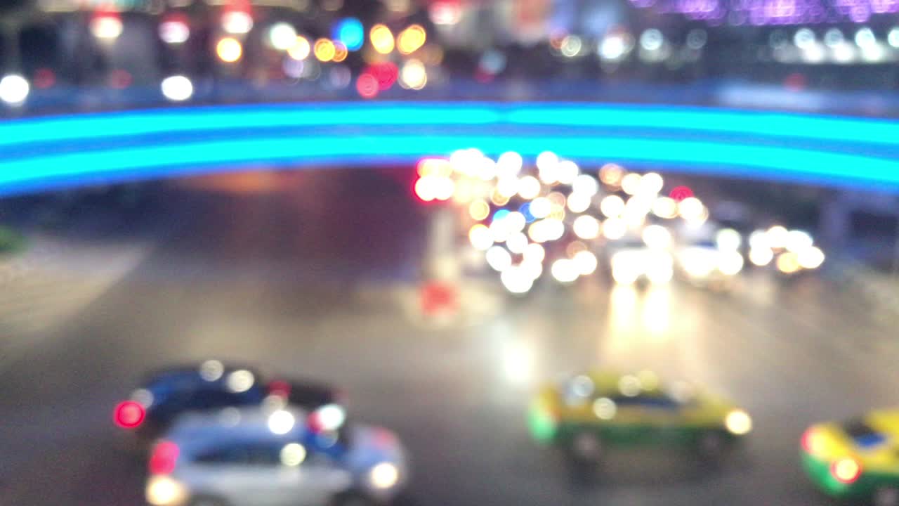 밤의 배경에서 보케와 함께 교통 도로의 추상적인 흐릿함.