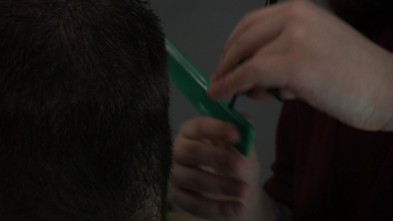 Dynamisk billede af nakkelinjen - Sideklipning i barbersalon med saks - kam