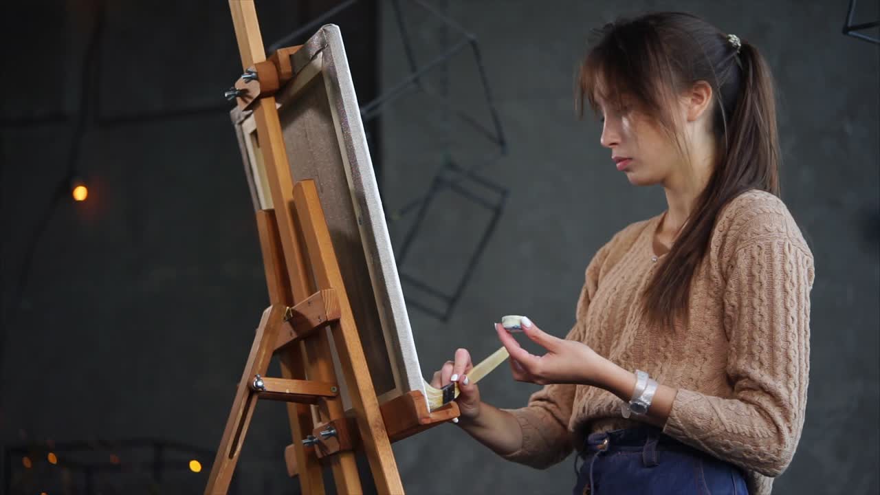 기둥 위 에 있는 여자 그림