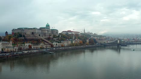 Buda-Schloss-Noch-Geschossen-Auf-Flussbucht-Des-Barocken-Historischen-Gebäudes,-Ungarn