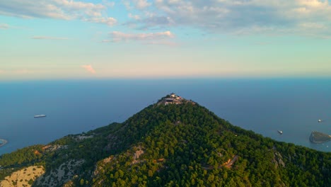 4K-Drohnenvideo-Einer-Tunektepe-Teleferik-Kabelstation-Auf-Dem-Gipfel-Des-Hügels-Mit-Den-Bergen-Im-Hintergrund