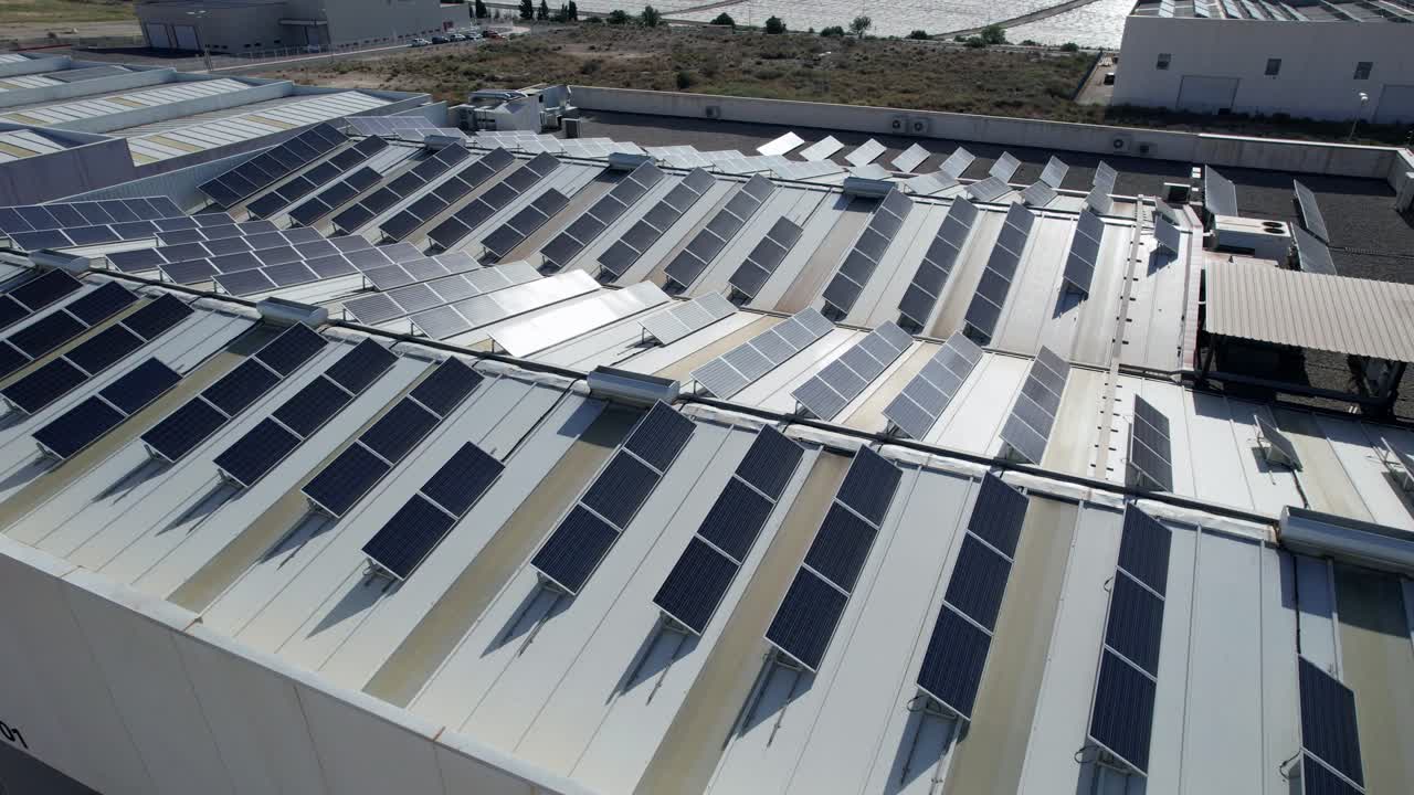 disparo de drones de paneles solares en el techo de un gran edificio industrial