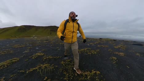 a lo largo de la playa de arena negra de reynisfjara