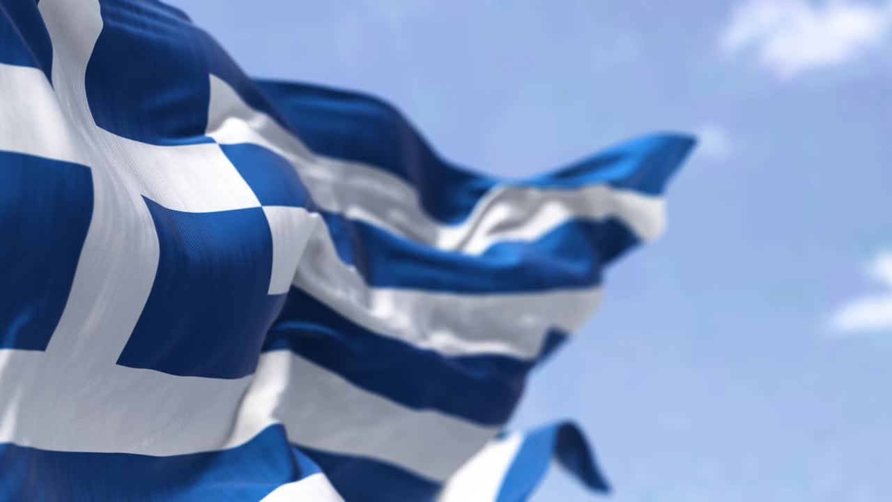 은 날에 바람에 흔들리는 그리스 국기 상세한 모습