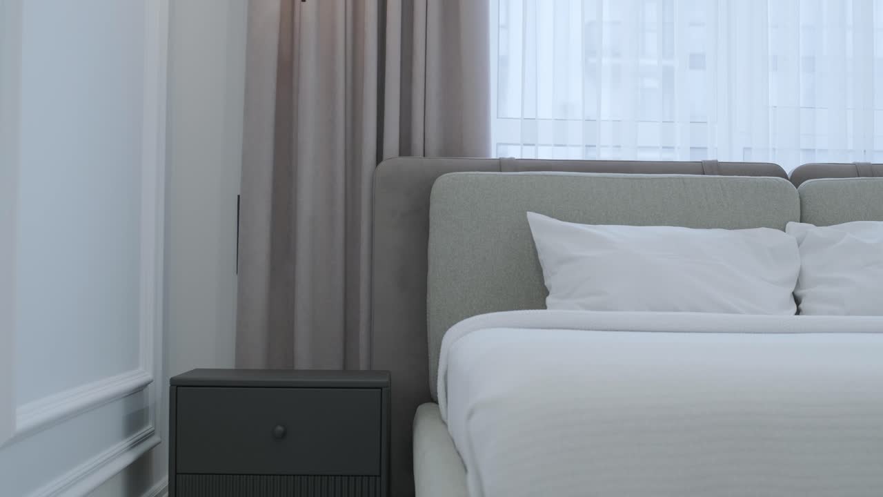 침대와 나이트 스테이크가 있는 현대적인 침실 인테리어