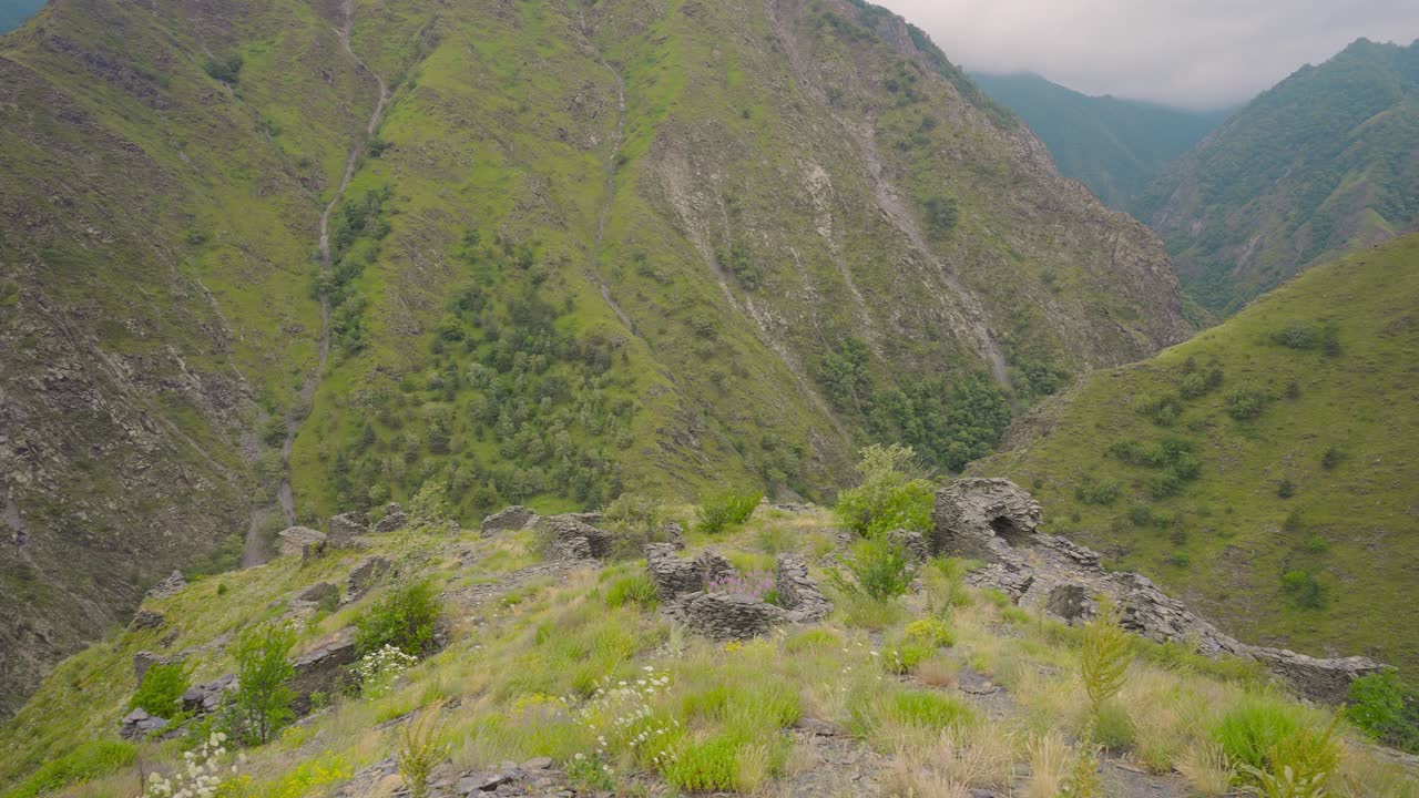 paisaje de valle de montaña con ruinas