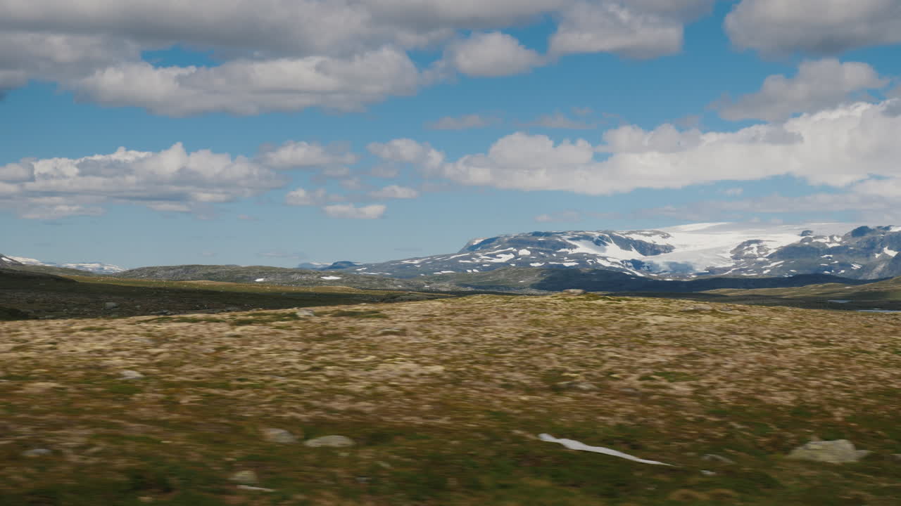 hermoso paisaje de la vista rural de noruega desde la ventana del autobús 4k video