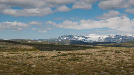 hermoso paisaje de la vista rural de noruega desde la ventana del autobús 4k video
