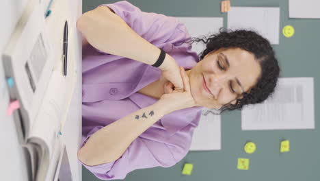 video vertical de una estudiante tímida.