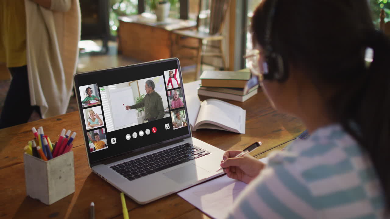 estudiante que usa una computadora portátil para una lección en línea en casa, con un maestro y una clase diversos en la pantalla