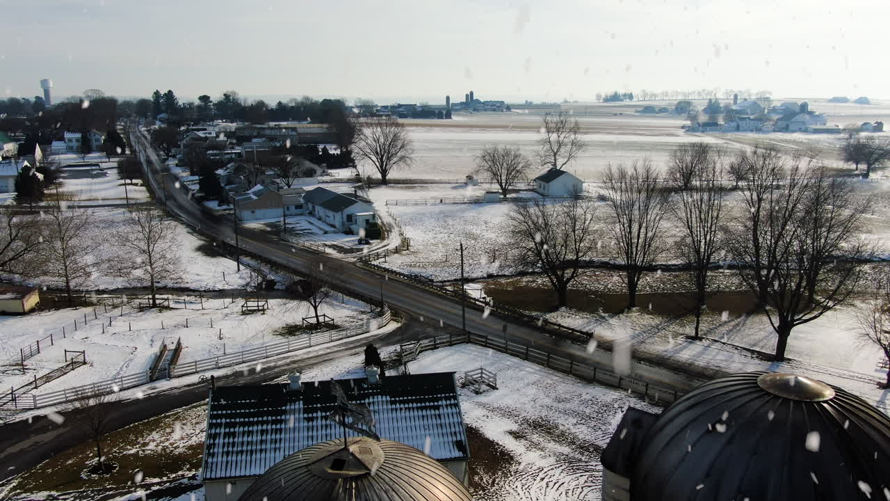 펜실베니아 미국 컨트리 타운 입구에 떨어지는 공중 눈