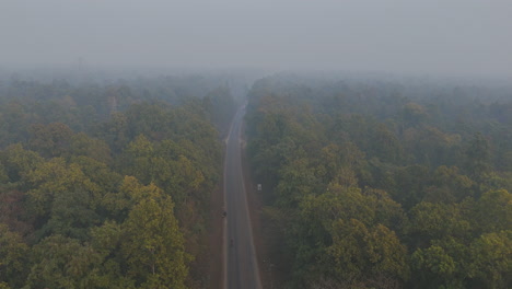 Toma-De-Drones-De-Una-Autopista-En-Terai,-Nepal,-Donde-El-Vehículo-Viaja-Por-El-Paisaje-Regional-De-Este-A-Oeste.