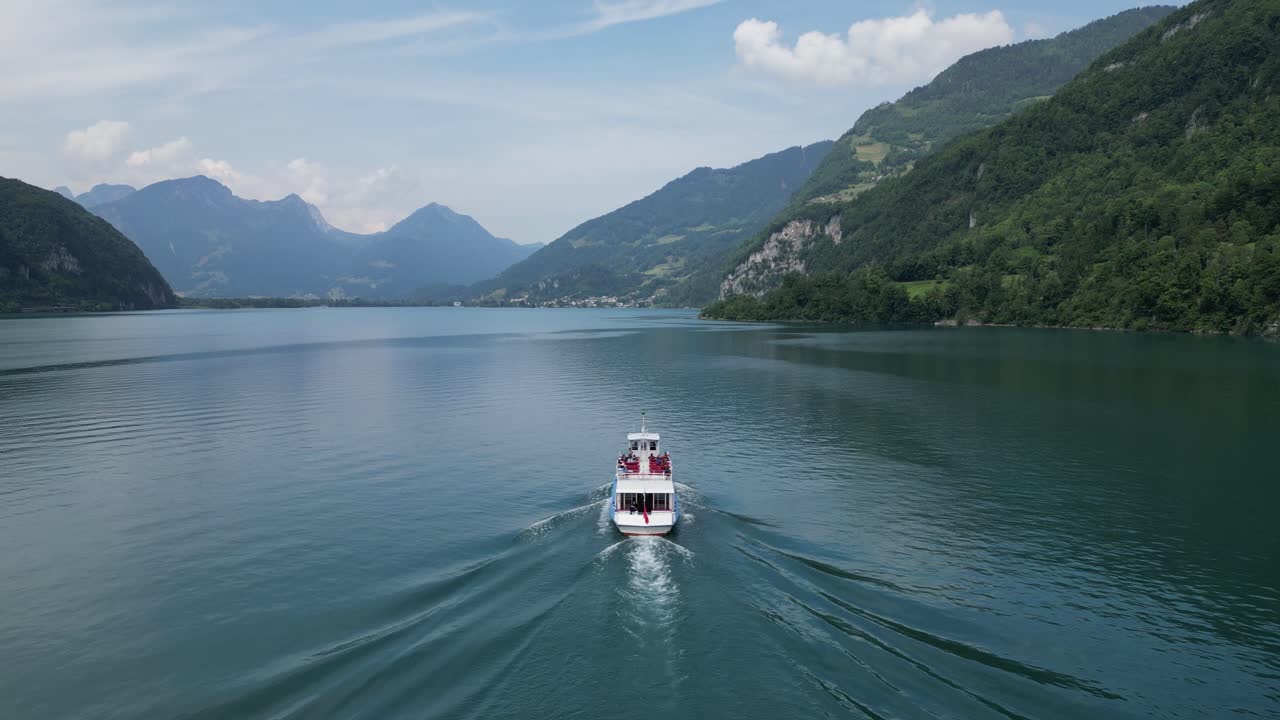 Crociera in barca al rallentatore cinematografico sul suggestivo lago Walensee in Svizzera