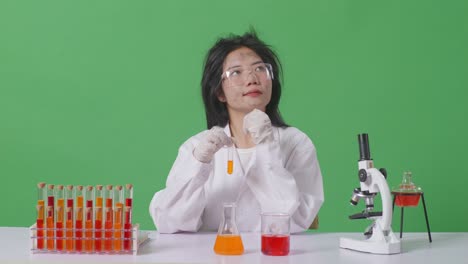 실험실에서 실험을 하는 과학자